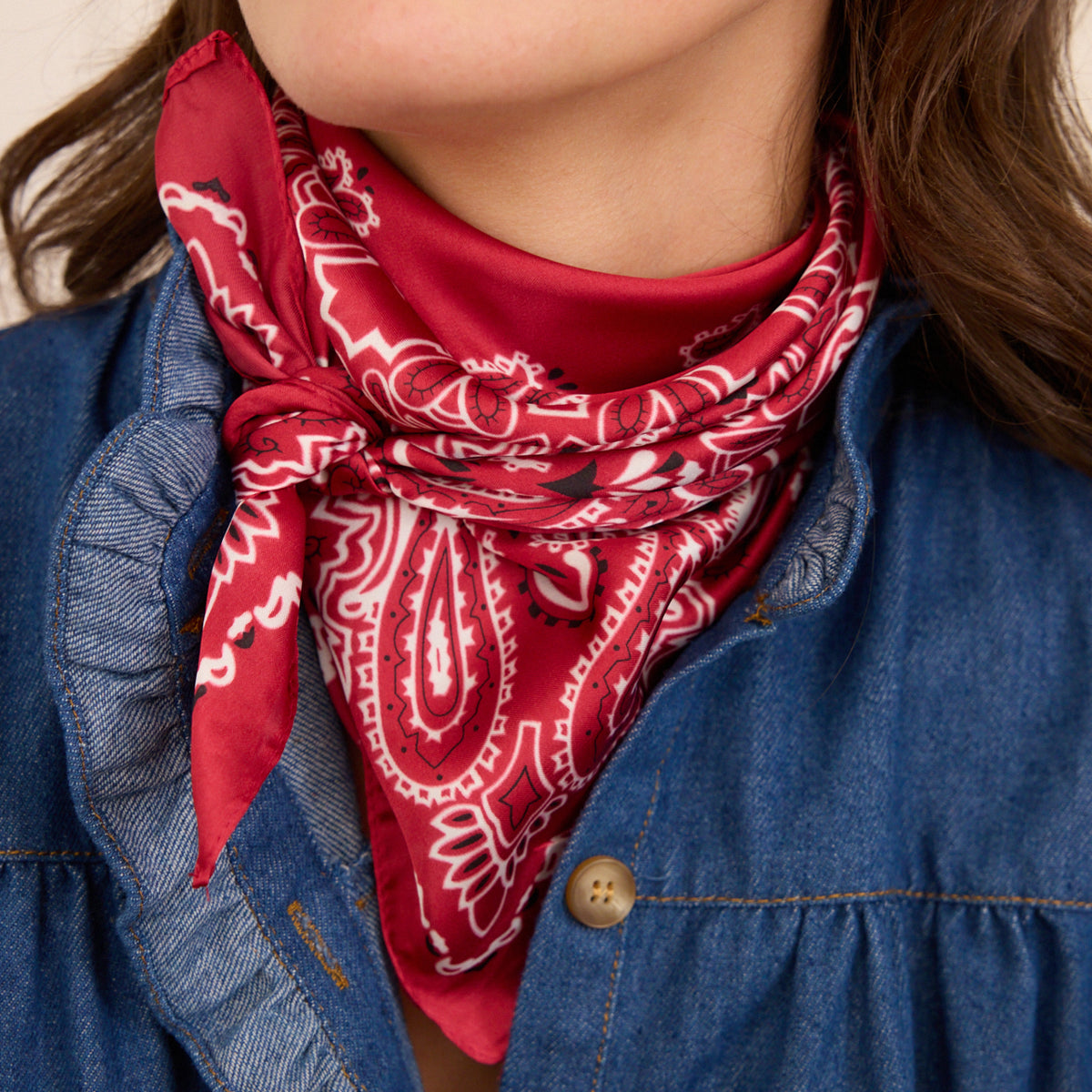 Ascot rouge à motifs ronds bleu